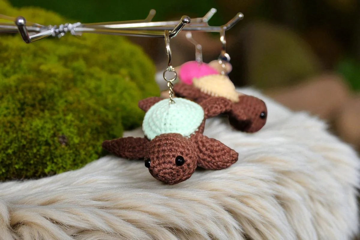 Szydełkowy Breloczek Żółwik – ręcznie robione amigurumi - obrazek 4