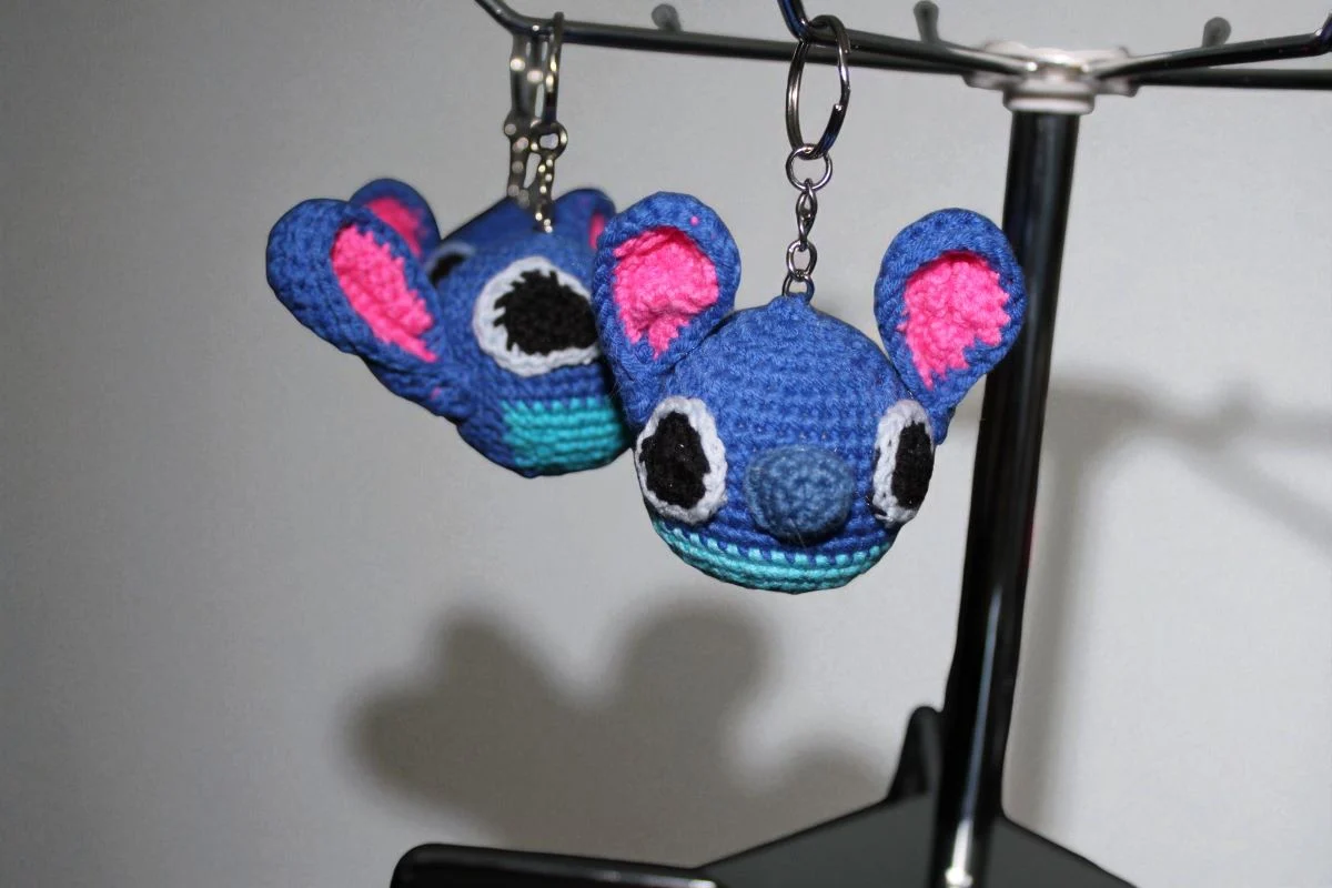 Breloczek Stitch – ręcznie robiony na szydełku, uroczy prezent dla fanów Disneya - obrazek 4