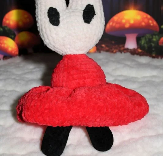 Hornet – maskotka szydełkowa inspirowana grą „Hollow Knight”