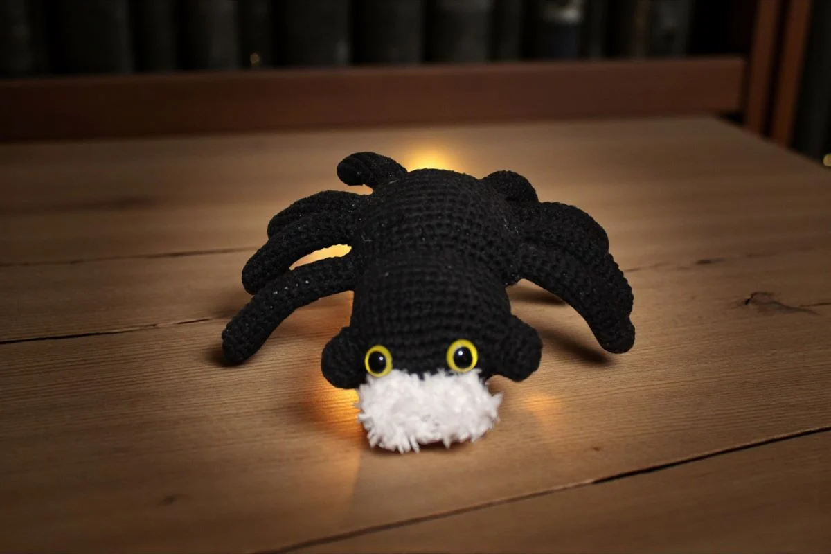 Mały pająk amigurumi – ręcznie robiony z włóczki YarnArt Jeans - obrazek 5