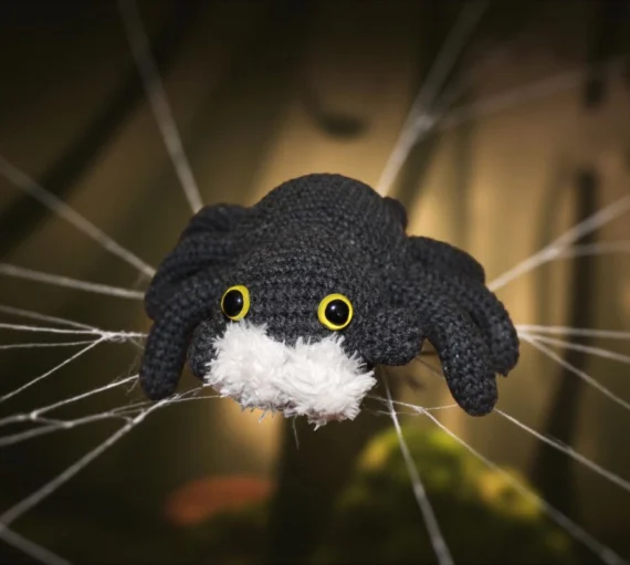Mały pająk amigurumi – ręcznie robiony z włóczki YarnArt Jeans