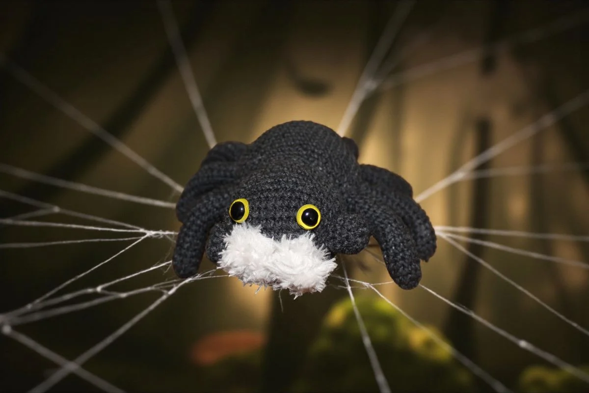Mały pająk amigurumi – ręcznie robiony z włóczki YarnArt Jeans