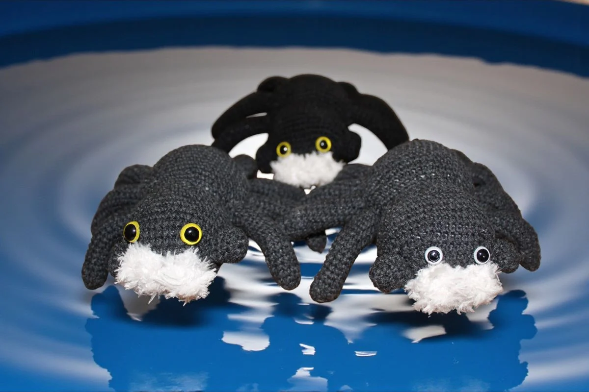 Mały pająk amigurumi – ręcznie robiony z włóczki YarnArt Jeans - obrazek 3