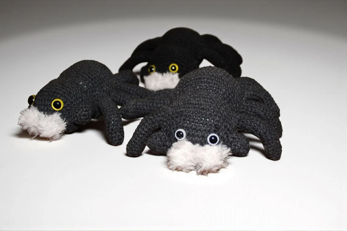 Mały pająk amigurumi – ręcznie robiony z włóczki YarnArt Jeans - obrazek 2