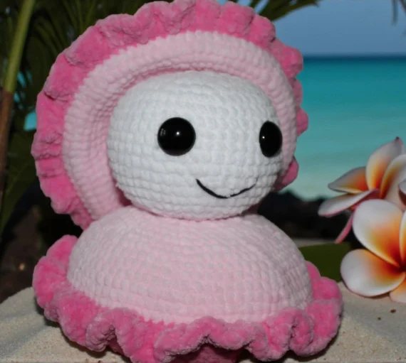 Crochet Shell with Pearl
