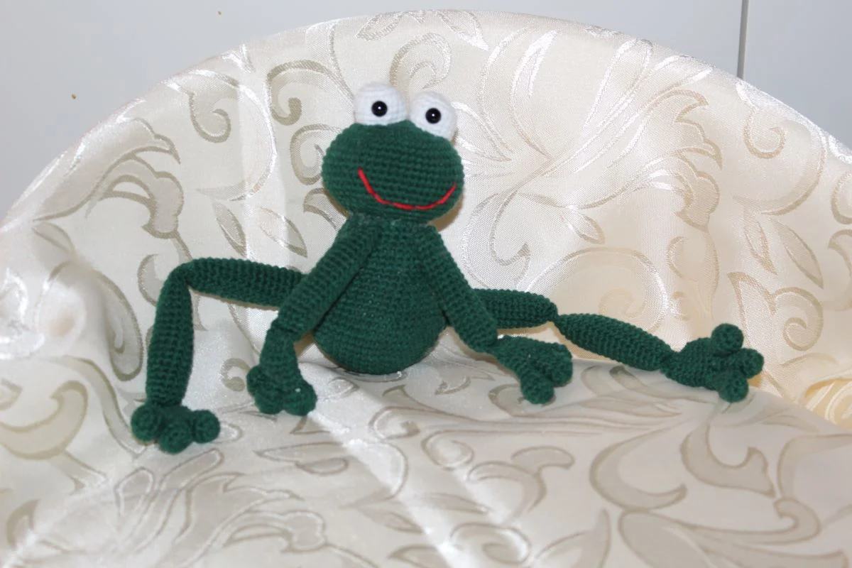 Crochet frog – a handmade mascot - Image 7
