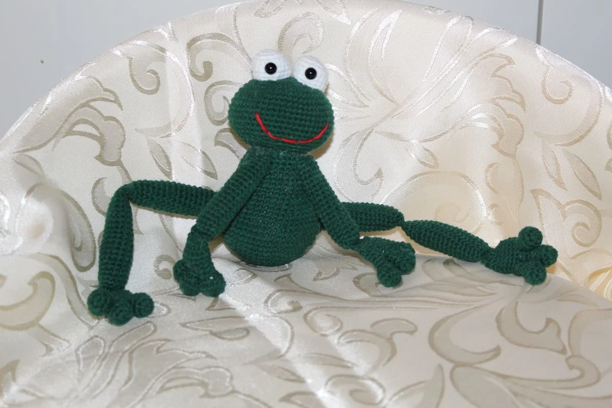 Crochet frog – a handmade mascot - Image 9
