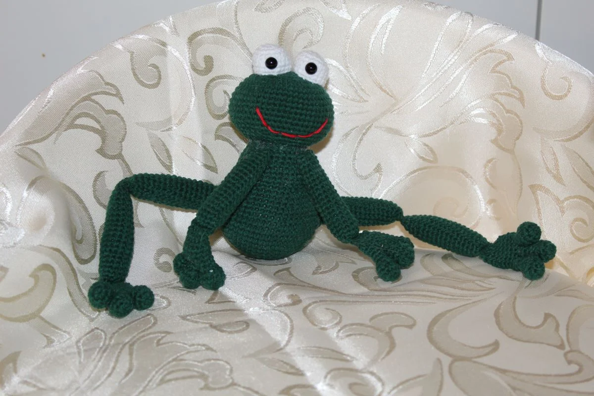 Crochet frog – a handmade mascot - Image 10