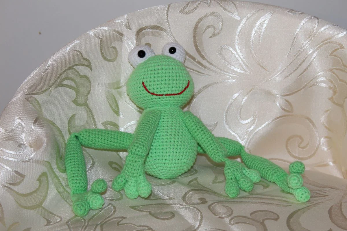 Crochet frog – a handmade mascot - Image 16