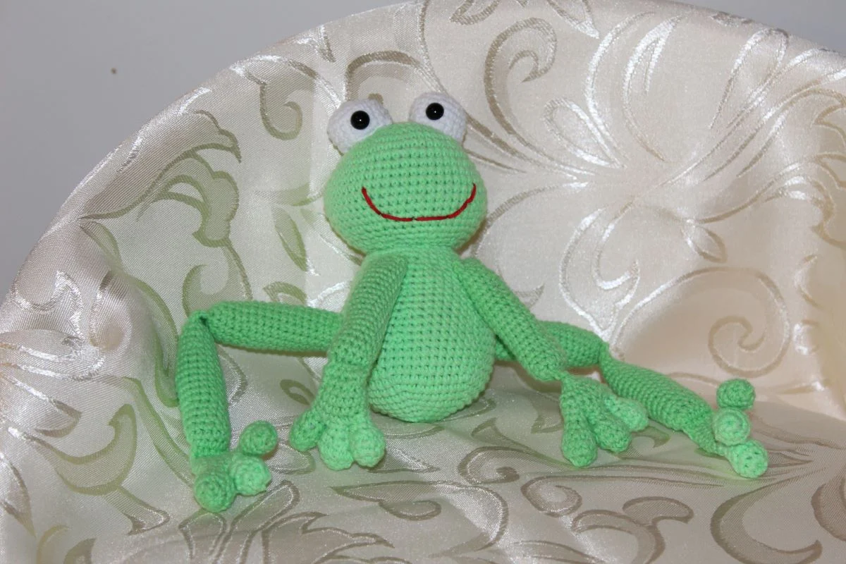 Crochet frog – a handmade mascot - Image 6