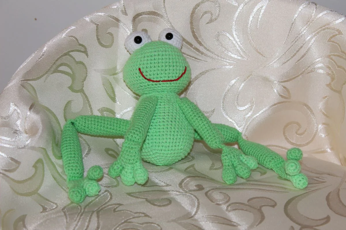 Crochet frog – a handmade mascot - Image 5