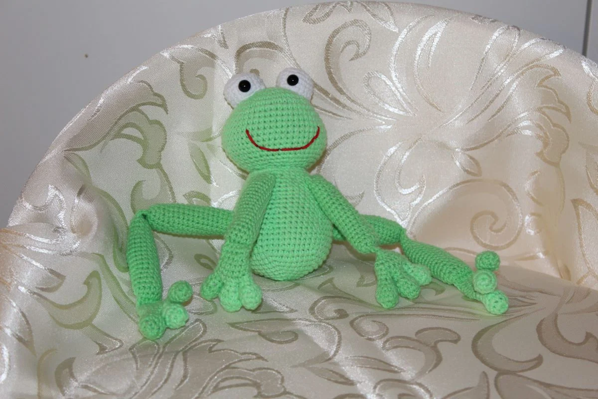 Crochet frog – a handmade mascot - Image 4