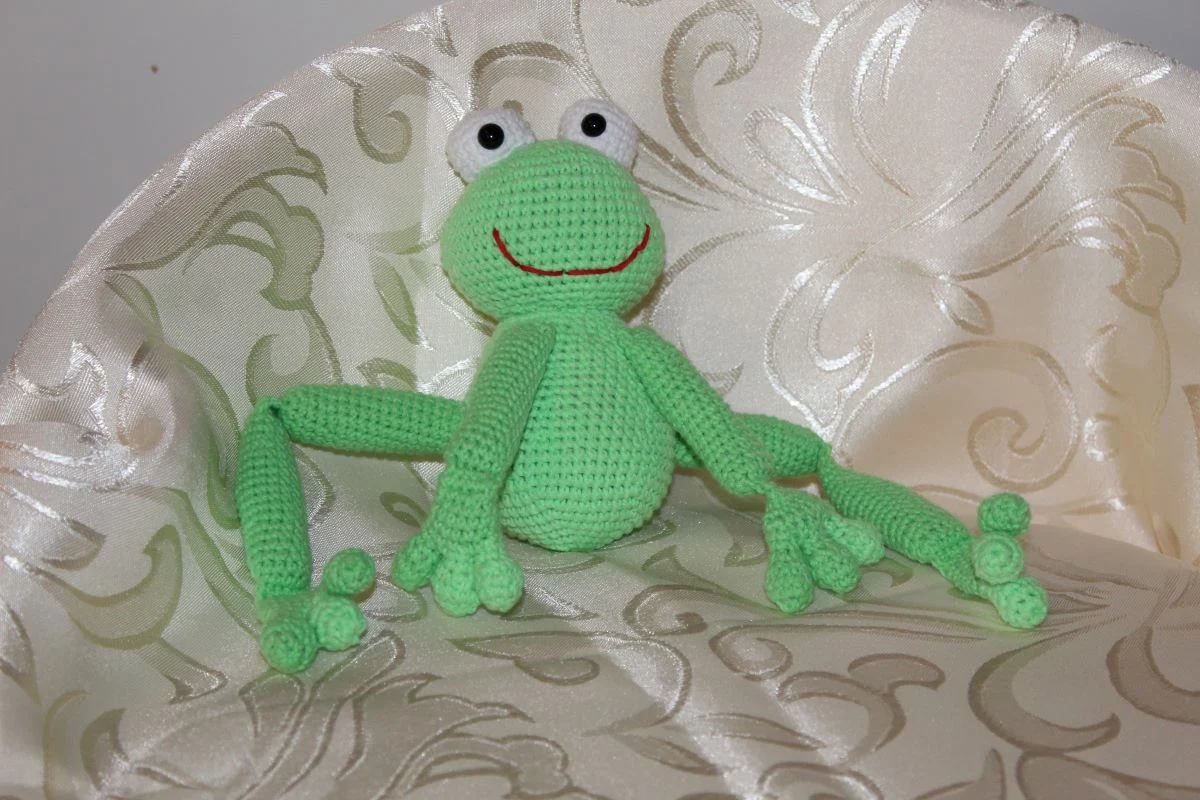 Crochet frog – a handmade mascot - Image 3