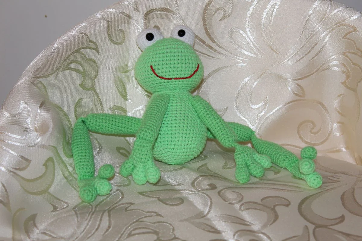 Crochet frog – a handmade mascot - Image 2